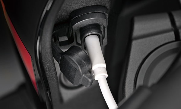 GSX-8TTのUSB Type-Cソケット
